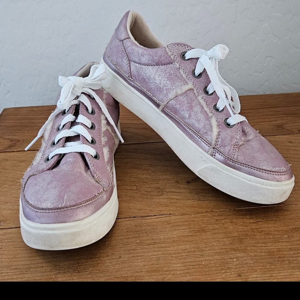 UGG low-top suede sneakers Metallic purple, distress look women size 6.5